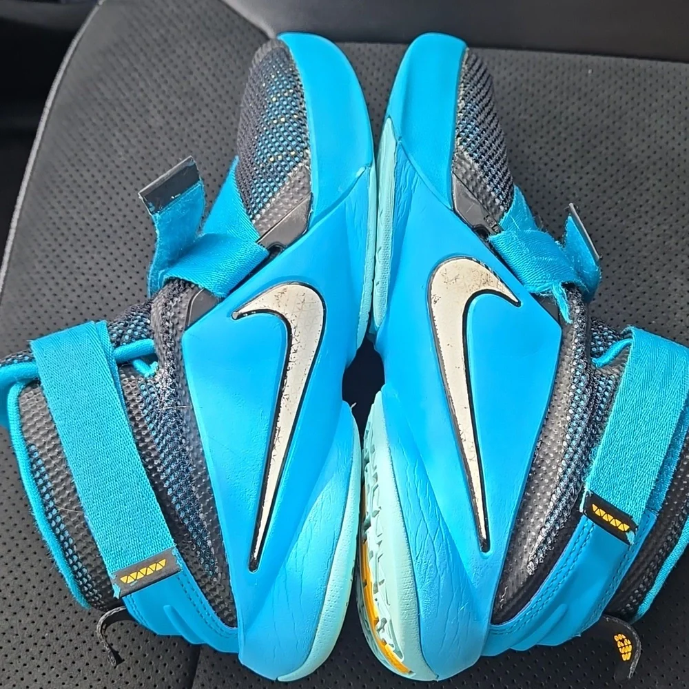 Nike Lebron Soldier IX 9 GS Black Blue Strap Basketball Shoes Size 2y